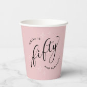 Vijftig en Fabulous Modern Dusty Pink 50th Verjaar Papieren Bekers (Achterkant)