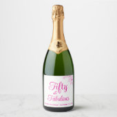 Vijftig en Fabulous Modern Script Verjaardagsfeest Sparkling Wijnetiket (Voorkant)
