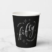 Vijftig en Fabulous Modern Zwart 50ste verjaardag Papieren Bekers (Achterkant)