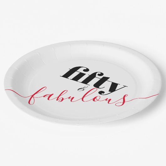 Vijftig en Fabulous Zwart en Rood Script Papieren Bordje (Gekanteld)
