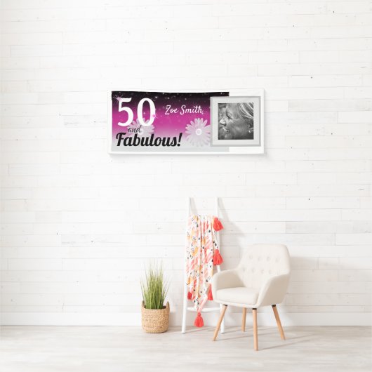 Vijftig en fantastische, roze, zwart en witte made spandoek (Insitu)