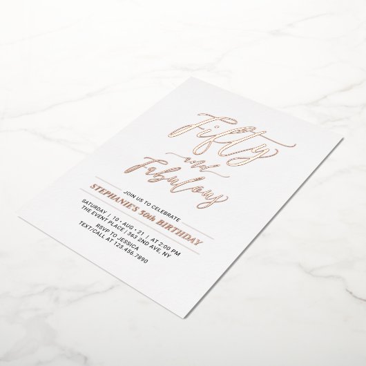 Vijftig en verbluffend | Roos Gold 50e verjaardag Folie Uitnodiging (Gedraaid)