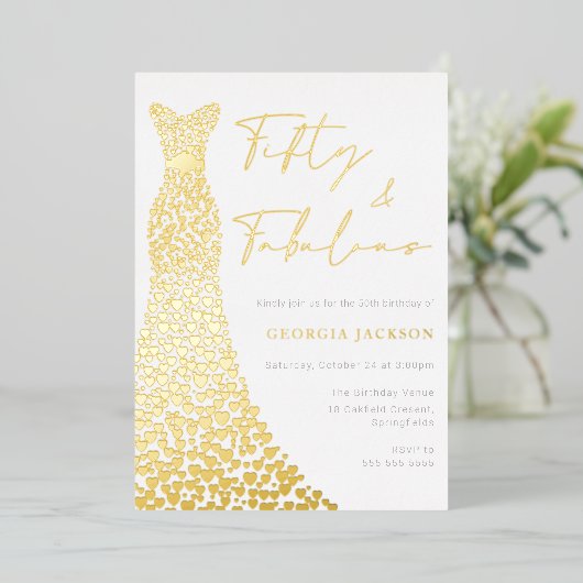 Vijftig & Fabulous Jurk 50e verjaardag Echt Goud Folie Uitnodiging (Staand Voorkant)