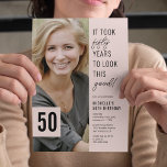 Vijftig Moderne Foto 50th Birthday Party Invitatio Kaart<br><div class="desc">Creëer onvergetelijke momenten met onze moderne 50ste verjaardagsfeestuitnodigingen! Gekenmerkt door een verfijnde roze achtergrond en een amusant gezegde - 'Het duurde 50 jaar om er zo goed uit te zien!', deze uitnodigingen bieden ook een handige tekst sjabloon die u gemakkelijk kunt aanpassen. Voeg de foto van de celebrant toe en...</div>