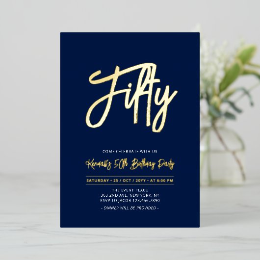 Vijftig | Navy Chic Script 50e verjaardagsfeestje Folie Uitnodiging (Staand Voorkant)