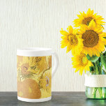 Vijfvijftien zonnebloemen Vincent van Gogh Porselein Kop<br><div class="desc">Een mooie kunst Bone China Mok met het schilderij van de post-impressionist Sunflower (1888) van Vincent Van Gogh (1853-1890). Vijftien zonnebloemen in een vaas tegen een gouden achtergrond. Een van de vele schilderijen van Van Gogh van zonnebloemen.</div>