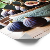 Vijgen in een blauwe kom op een rustieke tafel poster (Hoek)