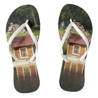 Vijver met eendenhuis en alpen glijbaan teenslippers