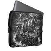 Viking-langskip in de storm — Ink Saga Art Laptop Sleeve (Voorkant Rechts)