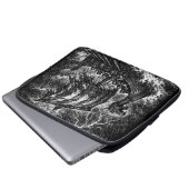 Viking-langskip in de storm — Ink Saga Art Laptop Sleeve (Voorkant onderkant)