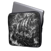 Viking-langskip in de storm — Ink Saga Art Laptop Sleeve (Voorkant Links)