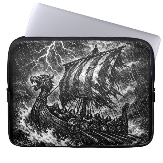 Viking-langskip in de storm — Ink Saga Art Laptop Sleeve (Voorkant)