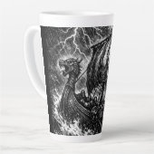 Viking-langskip in de storm — Ink Saga Art Latte Mok (Linkerhoek)