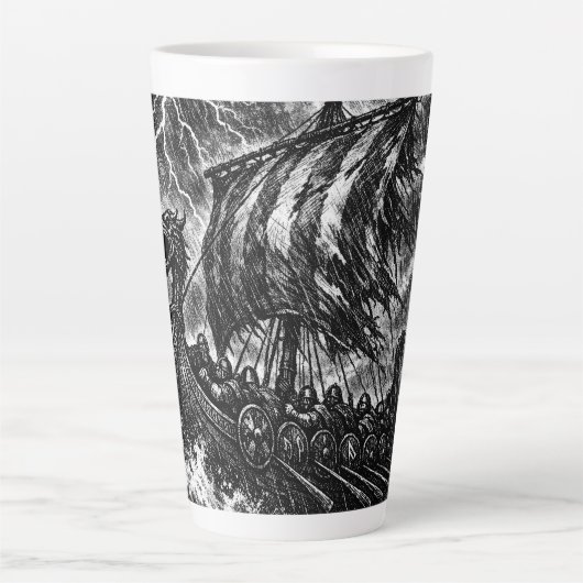 Viking-langskip in de storm — Ink Saga Art Latte Mok (Voorkant)