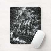 Viking-langskip in de storm — Ink Saga Art Muismat (Met muis)