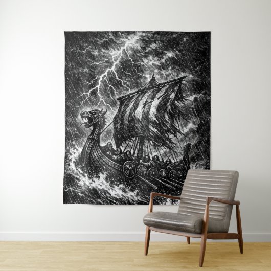 Viking-langskip in de storm — Ink Saga Art Wandkleed (In situ)