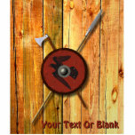 Viking Raven Shield and Weapons Fotobeeldje Magneet<br><div class="desc">Een 3D-weergave van een Viking-schild samen met een slagbijl en speer die op een ruw houten plankoppervlak hangt, misschien de binnenwand van een eenzame muis. Het schild is versierd met een zwarte balk (Corvus corax) die op rood leder is geverfd. Voeg je eigen tekst toe. De methoden en materialen die...</div>