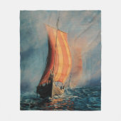 Viking schip dat op Zee/Oceaan vaart in mist, lang Fleece Deken (Voorkant)