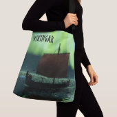 Viking-schip en Noorderlicht Crossbody Tas (Dichtbij)