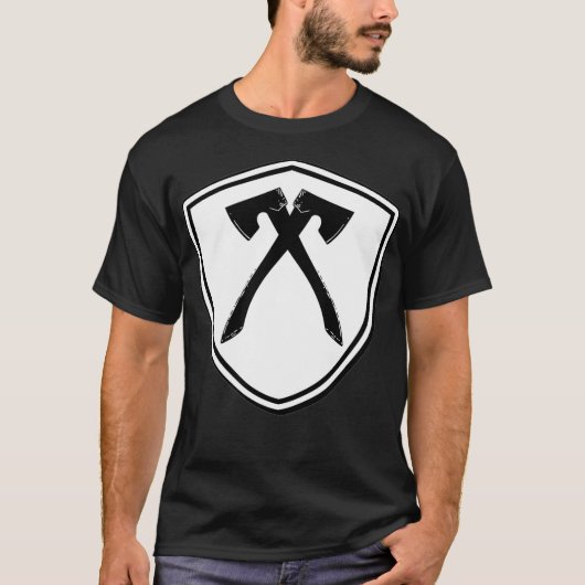 Viking Shield Axe Throwing Vintage Graphic T-shirt (Voorkant)