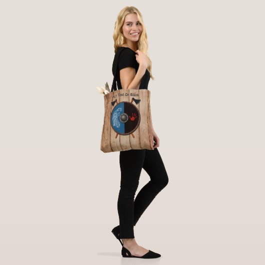Viking Shield en bijlen Tote Bag (Op model)