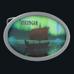 Viking Ship and Northern Lights Gesp<br><div class="desc">Een enigszins gestileerd afbeelding van een Viking-beugschip dat 's nachts onder de Noordelijke Lichten daar een paar ijsbergen vaart; de meeste bemanning slaapt. Er wordt ook tekst met de tekst "VIKINGAR" (Vikingen) weergegeven.</div>