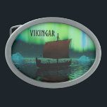 Viking Ship and Northern Lights Gesp<br><div class="desc">Een enigszins gestileerd afbeelding van een Viking-beugschip dat 's nachts onder de Noordelijke Lichten daar een paar ijsbergen vaart; de meeste bemanning slaapt. Er wordt ook tekst met de tekst "VIKINGAR" (Vikingen) weergegeven.</div>