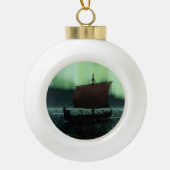 Viking Ship and Northern Lights Keramische Bal Ornament (Voorkant)