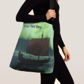 Viking Ship under Northern Lights Crossbody Tas (Dichtbij)
