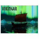 Viking Ship under Northern Lights Fotobeeldje Magneet<br><div class="desc">Een enigszins gestileerd afbeelding van een Viking-beugschip dat 's nachts onder de noordelijke lichten vaart. Er zijn een paar ijsbergen; de meeste bemanning slaapt. Er wordt ook tekst met de tekst "VIKINGAR" (Vikingen) weergegeven.</div>