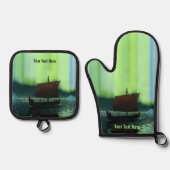 Viking Ship under Northern Lights Ovenwant & Pannenlap Set (Voorkant)