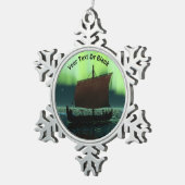Viking Ship under Northern Lights Tin Sneeuwvlok Ornament (Rechts)