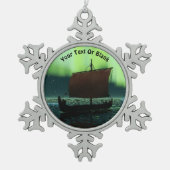 Viking Ship under Northern Lights Tin Sneeuwvlok Ornament (Voorkant)