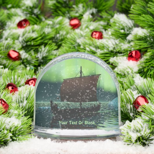 Vikingschip onder het noorderlicht sneeuwbol (Kerstmis)