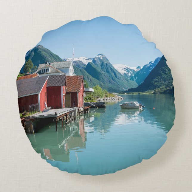 Village and a fjord in Norway round pillow Rond Kussen (Achterkant)