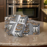 Village Christmas Snow Wereldbol Cadeaupapier<br><div class="desc">Een rijke staalgrijze achtergrond gevuld met Village Christmas Snow Wereldbollen,  overgoten met elegante witte strikken bekleed met goud,  feestelijk en stijlvol.</div>