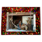 Village Nativity Under Canopy Meerkleurige sterren Groot Cadeauzakje (Voorkant)