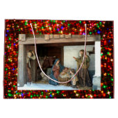 Village Nativity Under Canopy Meerkleurige sterren Groot Cadeauzakje (Achterkant)