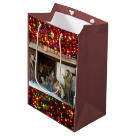 Village Nativity Under Canopy Meerkleurige sterren Medium Cadeauzakje