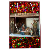 Village Nativity Under Canopy Meerkleurige sterren Medium Cadeauzakje (Voorkant)