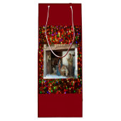 Village Nativity Under Canopy Meerkleurige sterren Wijn Cadeautas (Achterkant)