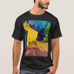 Vincent van Gogh - Cafe Terrace bij de nachtelijke T-shirt<br><div class="desc">Ook bekend als de Café Terrace On the Place Du Forum, deze olie op het canvas van 1888 shows een wandcafé in Arles Frankrijk, vaak bezocht door Van Gogh, lichtjes verlicht in geel onder een donkerblauwe nachtelijke hemel met halode sterren, vergelijkbaar met wat later zou worden gezien in "De Sterrennacht"....</div>