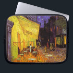 Vincent van Gogh Cafe Terrace bij nacht Fine Art Laptop Sleeve<br><div class="desc">Vincent Van Gogh Cafe Terrace Bij Night Fine Art Vincent Willem van Gogh was een Nederlandse Post-Impressionistische schilder wiens werk, opmerkelijk voor zijn ruige schoonheid, emotionele eerlijkheid en vettige kleur, een verreikende invloed had op de 20e-eeuwse kunst. Zijn productie omvat portretten, zelfportretten, landschappen en nog steeds levenden van cypersen, bomen...</div>