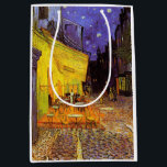 Vincent van Gogh Cafe Terrace bij nacht Fine Art Medium Cadeauzakje<br><div class="desc">Vincent Van Gogh Cafe Terrace Bij Night Fine Art Vincent Willem van Gogh was een Nederlandse Post-Impressionistische schilder wiens werk, opmerkelijk voor zijn ruige schoonheid, emotionele eerlijkheid en vettige kleur, een verreikende invloed had op de 20e-eeuwse kunst. Zijn productie omvat portretten, zelfportretten, landschappen en nog steeds levenden van cypersen, bomen...</div>