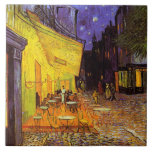 Vincent van Gogh Cafe Terrace bij nacht Fine Art Tegeltje<br><div class="desc">Vincent Van Gogh Cafe Terrace Bij Night Fine Art Vincent Willem van Gogh was een Nederlandse Post-Impressionistische schilder wiens werk, opmerkelijk voor zijn ruige schoonheid, emotionele eerlijkheid en vettige kleur, een verreikende invloed had op de 20e-eeuwse kunst. Zijn productie omvat portretten, zelfportretten, landschappen en nog steeds levenden van cypersen, bomen...</div>