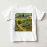 Vincent Van Gogh Garden in Arles<br><div class="desc">Baby T-shirt met het olieverfschilderij Garden at Arles van Vincent van Gogh (1888). Een prachtig gekleurde tuin van rijke blues, groen en rood is afgebeeld in Arles, Frankrijk. Het perfecte cadeau voor liefhebbers van het post-impressionisme en Nederlandse kunstverzamelaars!</div>