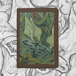 Vincent van Gogh - Grote Pauw Moth Drievoud Portemonnee<br><div class="desc">Great Peacock Moth (1889) van Vincent van Gogh is een beeldende kunst stilleven post impressionisme natuur schilderij. Een insect, de Emperor Moth, in een voorjaarstuin met Calla Lily-bloemen en andere planten. Van Gogh noemde het een 'doodshoofdmot' en schilderde een schedel op de achterkant van zijn lichaam. Over de kunstenaar: Vincent...</div>