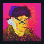 Vincent Van Gogh - Self Portrait Bandage Pop Art Vierkante Klok<br><div class="desc">Olie op het canvas vanaf 1889, dit zelfportret dat Van Gogh's gekneusde oor en zeer trieste ogen laat zien, werd een maand na zijn afbraak in december 1888 geschilderd toen hij zijn eigen oorlobe met een scheermes sneed na een discussie met zijn roomaat, Paul Gauguin. In tegenstelling tot vergelijkbare winkels...</div>