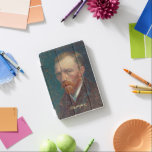 Vincent Van Gogh Self Portrait  Monogrammed iPad Mini Cover<br><div class="desc">Creëer uw eigen aangepaste, gepersonaliseerde, elegante faux goudscripttypografie, fijne kunst / meesterwerk / klassieke kunstliefhebbers en Van Gogh connoisseurs, een magnetische iPad slimme cover die in meerdere stand's wordt gevouwen en grijze microvezelinterieur biedt die uw scherm helpt beschermen, en de Wake-slaapfunctie en de voorkant is voorzien van een ongeëvenaarde, kleurige,...</div>
