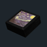 Vincent van Gogh - Sterrennacht Cadeaudoosje<br><div class="desc">Sterrennacht (1889) van Vincent van Gogh is een post-impressionisme, een schilderij van de natuur van het kunstlandschap. Een uitzicht van een stad in een vallei 's nachts met de wolken die ronddraaien, de sterren die schijnen en een prachtige gouden gele halve maan. Het werd overdag uit het geheugen geschilderd en...</div>